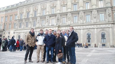 Gruppenfoto während einer Exkursion der Wirtschaftsrecht-Studierenden