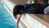 Weltwassertag 2023: Ein Junge fasst ins Schwimmbad