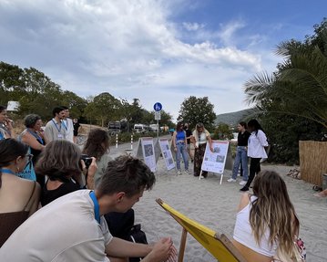 Am Römerbad in Heidelberg kamen die Teilnehmerinnen und Teilnehmer zur Abschlussrunde der Sommerschule zusammen.