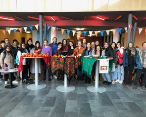 Gemäß einer großen persischen Tradition feierten Studierende unserer Hochschule Yalda, das Fest der Wintersonnenwende, mit Granatäpfeln, Süßigkeiten, Nüssen, Gedichten - und viel Hoffnung auf mehr Licht.