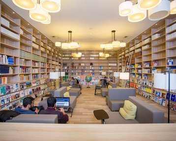 Einblick in die Bibliothek der SRH Hochschule Heidelberg