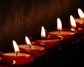 Brennende Kerzen als Zeichen der Trauer
