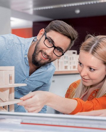 Architektur-Studenten arbeiten gemeinsam an einem Modell