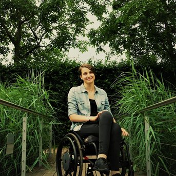 Für die Studentin der Sozialen Arbeit ist der Rollstuhl ein Teil von ihr und kein Problem.