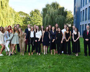 Die Absolventen der Psychologie feiern ihre Graduierung im Science Park der SRH Hochschule Heidelberg